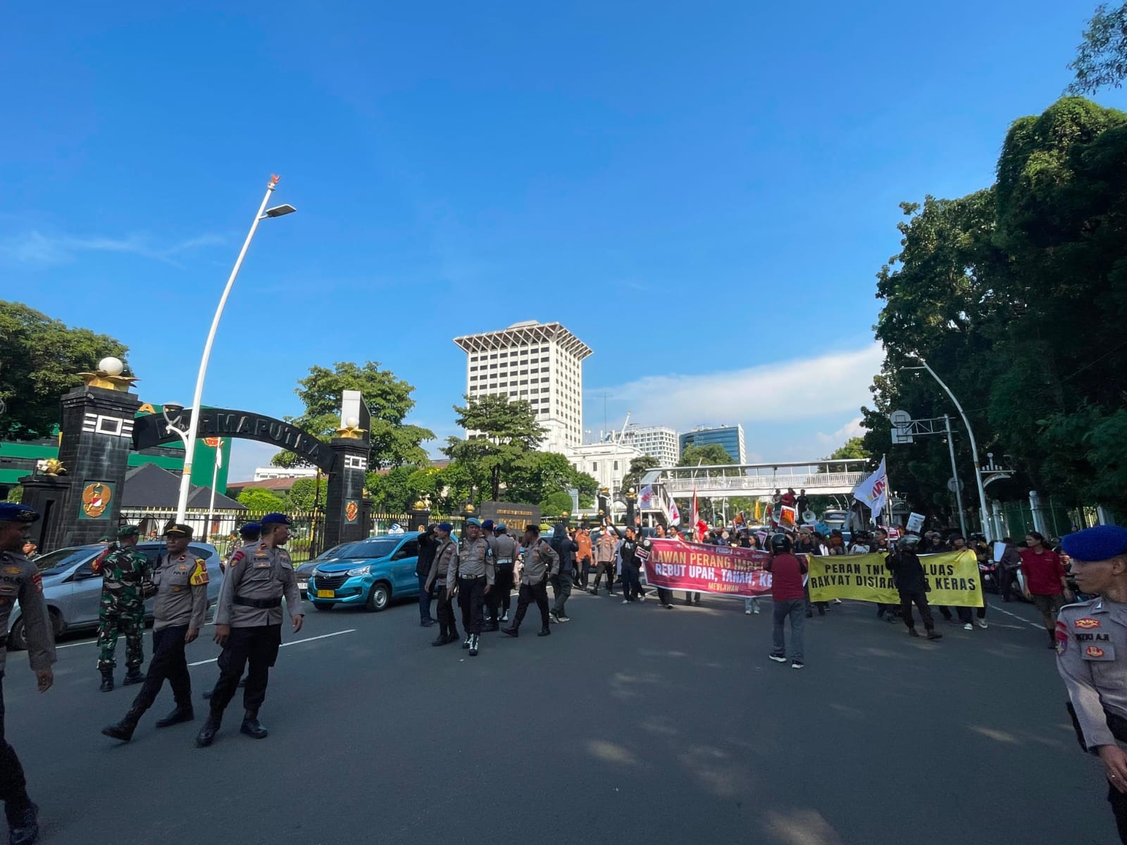 Aliansi Perisai Geruduk Markas Tni